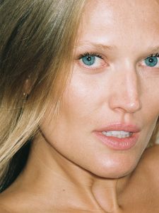 Toni Garrn co-created by ABOUT YOU_Campaign Shots_22