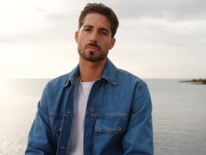 Kevin-Trapp-co-created-by-ABOUT-YOU_SS2025_Drop-1_Campaign-Shot_3